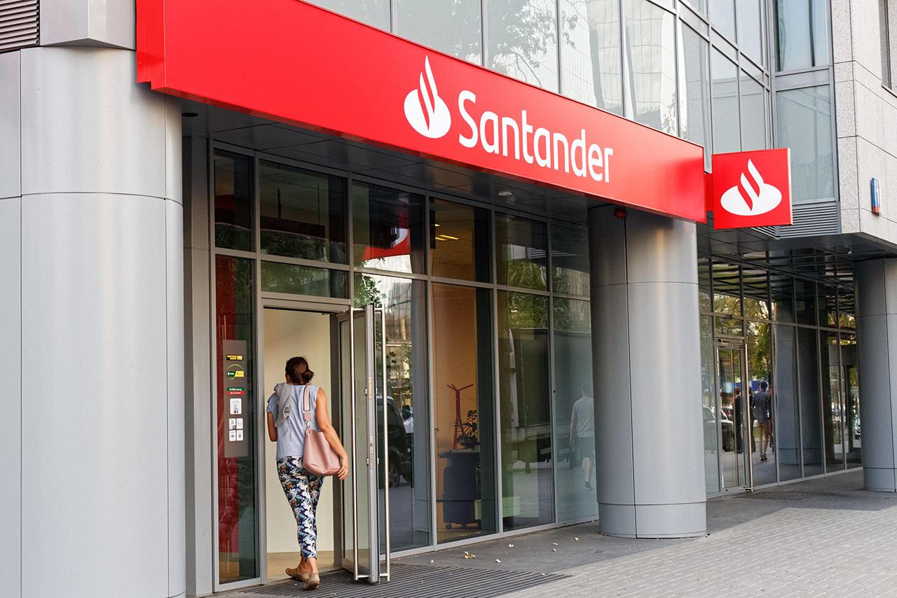 Banco Santander dona 250 mascarillas al Gobierno de Perú
